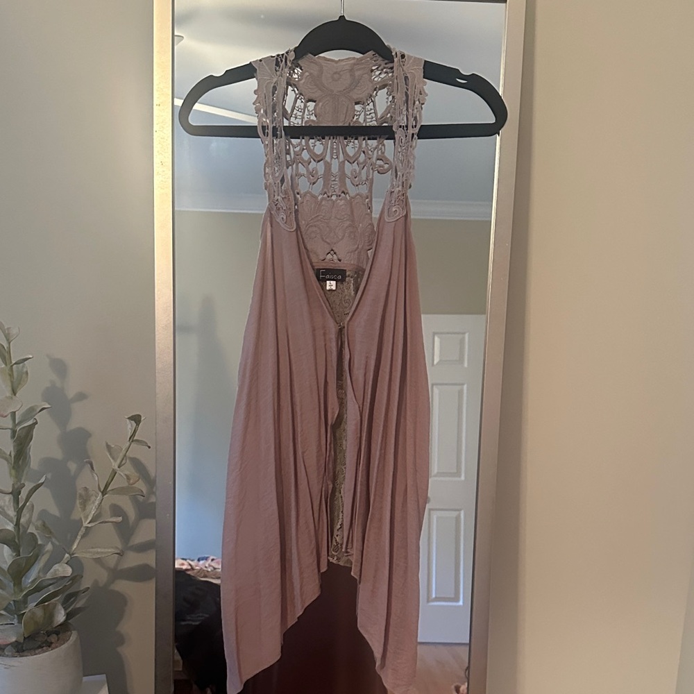 Chic Lace-Back layering vest  in Soft taupe